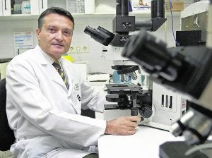 Rafael Bernabeu, en uno de los laboratorios de la clínica de Alicante del Instituto Bernabeu. ::
LV/