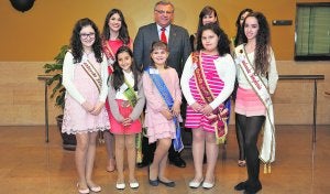 Las candidatas a abanderadas de Moros y Cristianos, anoche, con el presidente de la Federación, Alfonso Gálvez. ::
GUILLERMO CARRIÓN / AGM/