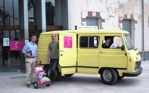 El personal del Cendeac prepara los libros que repartirá mañana en Murcia. :: CENDEAC/