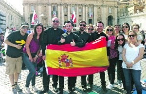 Un grupo murciano de fieles y de sacerdotes jóvenes, ayer en Roma para asistir a la canonización de Juan XXIII y de Juan Pablo II./