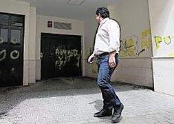 Pintadas en las paredes y la puerta de entrada de un edificio del recinto histórico. :: P. Alonso / AGM/