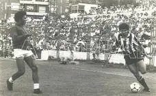El argentino Alfredo Letanú encara a Peruena, defensa uruguayo del Oviedo, en un partido jugado en El Almarjal el 3 de octubre de 1982./archivo la verdad