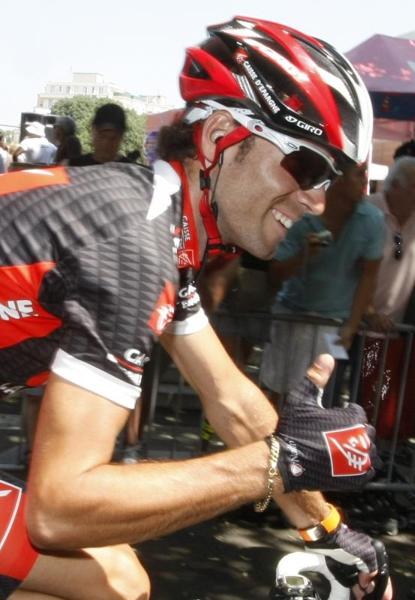 Alejandro Valverde saluda a sus seguidores momentos antes de dar comiezo la carrera de la undécima etapa del Tour de Francia disputada entre Marsella y Montpellier - REUTERS - 19/07/2007