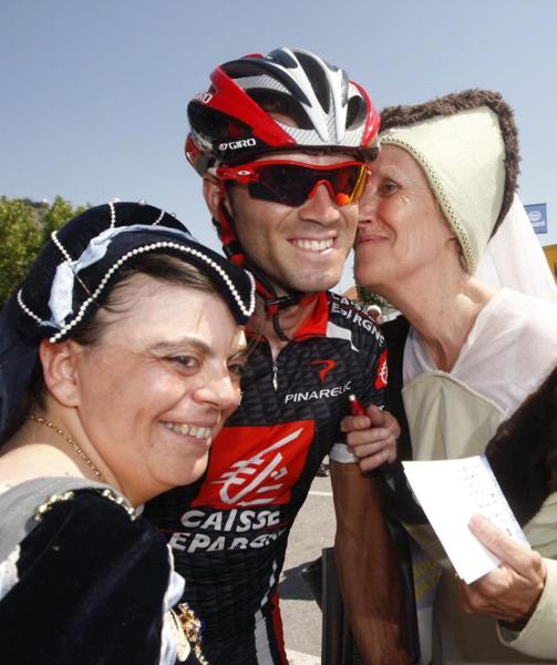 El corredor español del Caisse D' Epargne Alejandro Valverde posa junto a unas aficionadas vestidas con trajes de época, antes del inicio de la décima etapa del Tour de Francia - EFE - 18/07/2007