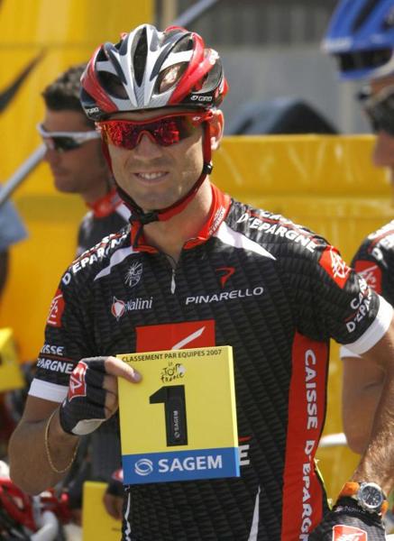 El corredor español del Caisse D' Epargne Alejandro Valverde muestra su primer puesto momentos antes del inicio de la décima etapa del Tour de Francia - EFE - 18/07/2007