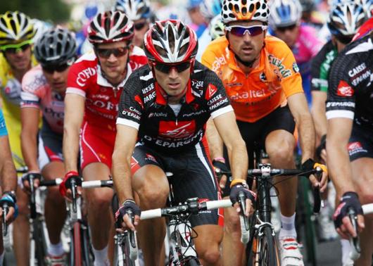 El corredor español del Caisse d'Épargne, Alejandro Valverde junto con el pelotón durante la primera etapa del Tour de Francia disputada hoy entre Londres y Canterbury - AFP - 08/07/2007