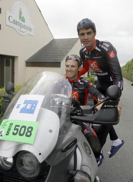 Los corredores españoles Alejandro Valverde y Oscar Pereiro, del Caisse D´esparge, en la motocicleta desplazada por la agencia EFE, para cubrir la ronda gala. La 5ª etapa entre Villers-Cotterets-Joign es de 193 kms de recorrido - EFE - 11/07/2007