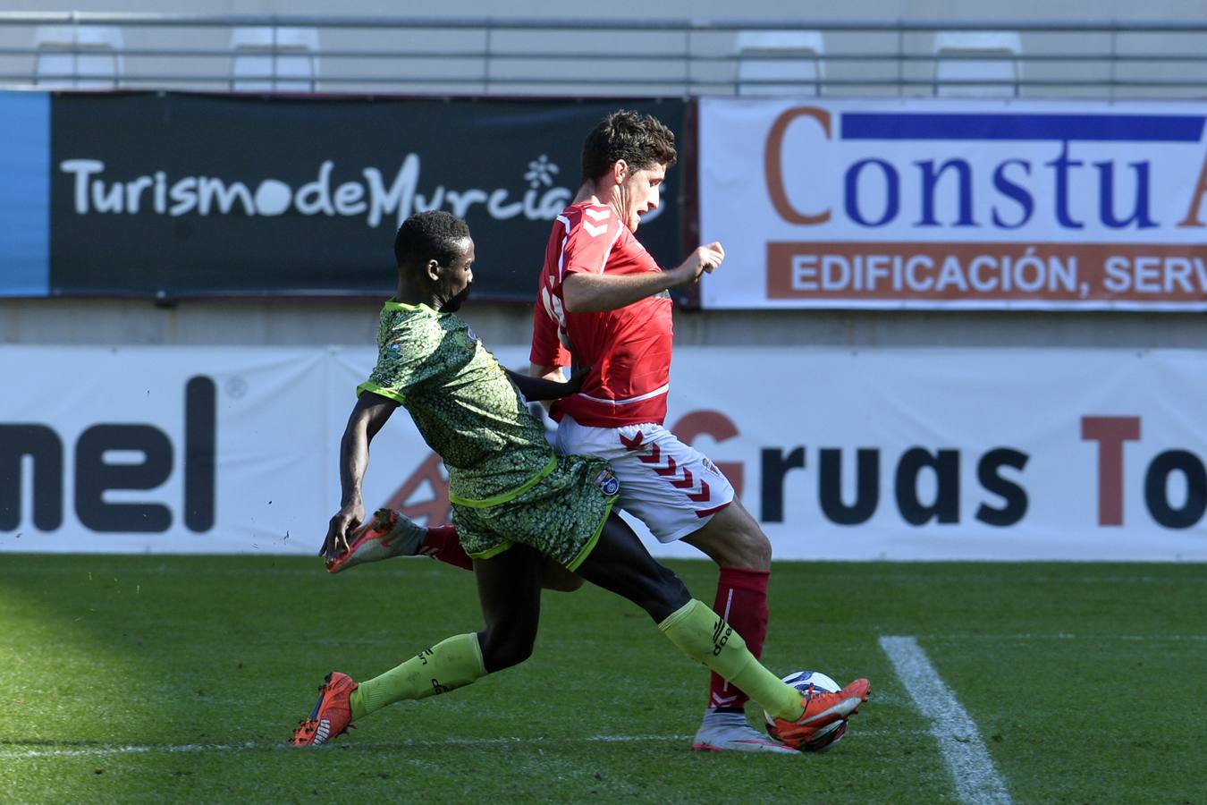 El Real Murcia pega otro acelerón ante La Hoya (2-1)