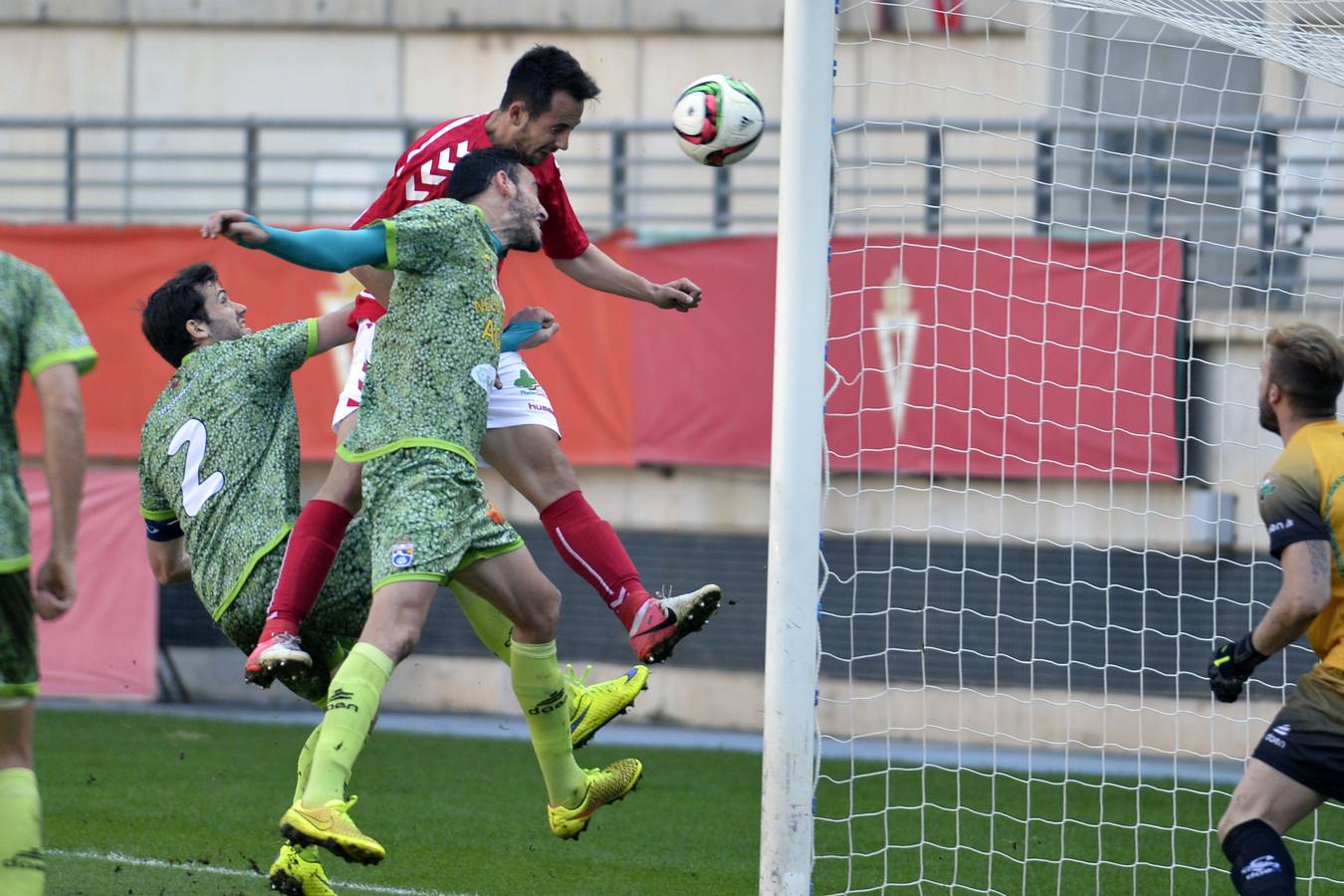 El Real Murcia pega otro acelerón ante La Hoya (2-1)