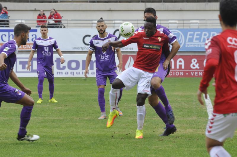 El Murcia vuelve a sonreír en el recibimiento a Moro (2-0)