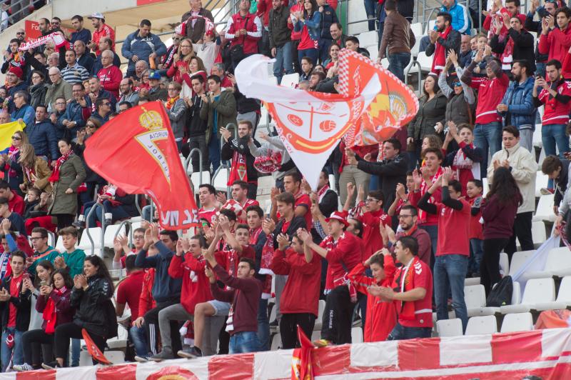 El Murcia vuelve a sonreír en el recibimiento a Moro (2-0)