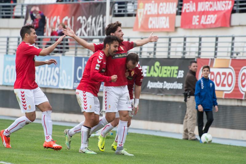 El Murcia vuelve a sonreír en el recibimiento a Moro (2-0)