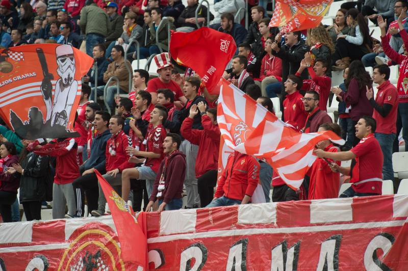 El Murcia vuelve a sonreír en el recibimiento a Moro (2-0)