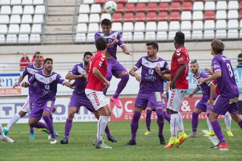 El Murcia vuelve a sonreír en el recibimiento a Moro (2-0)