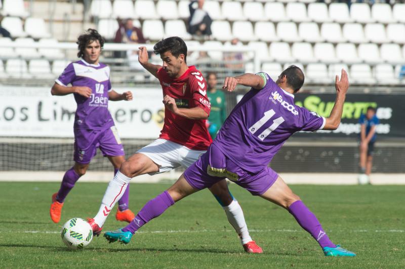 El Murcia vuelve a sonreír en el recibimiento a Moro (2-0)