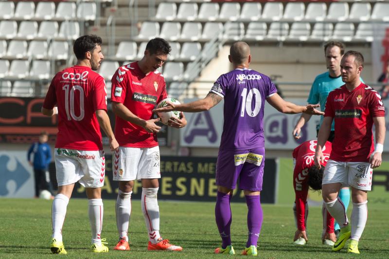 El Murcia vuelve a sonreír en el recibimiento a Moro (2-0)