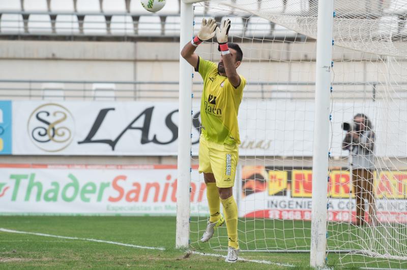 El Murcia vuelve a sonreír en el recibimiento a Moro (2-0)