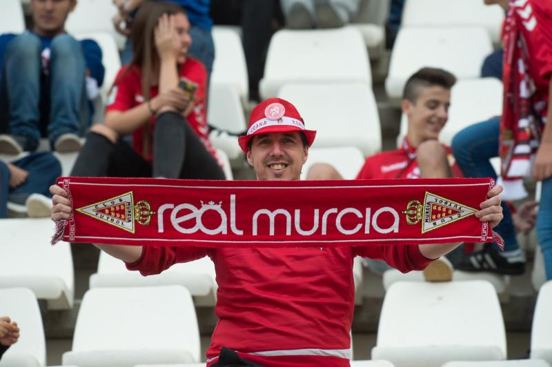 El Murcia vuelve a sonreír en el recibimiento a Moro (2-0)