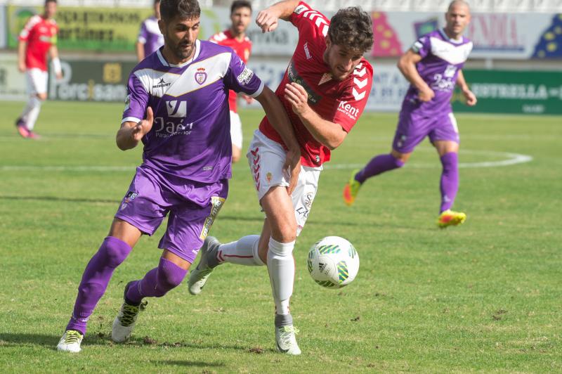 El Murcia vuelve a sonreír en el recibimiento a Moro (2-0)