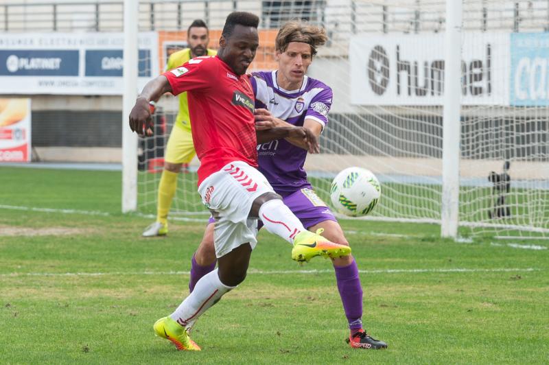 El Murcia vuelve a sonreír en el recibimiento a Moro (2-0)