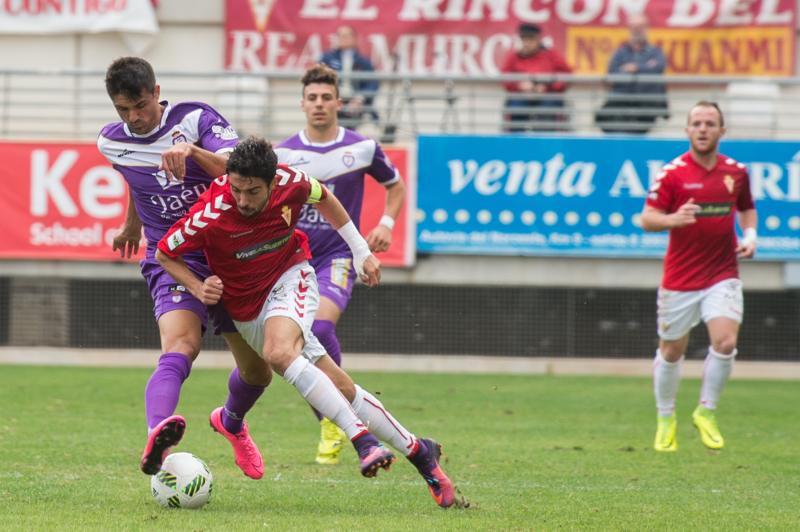 El Murcia vuelve a sonreír en el recibimiento a Moro (2-0)