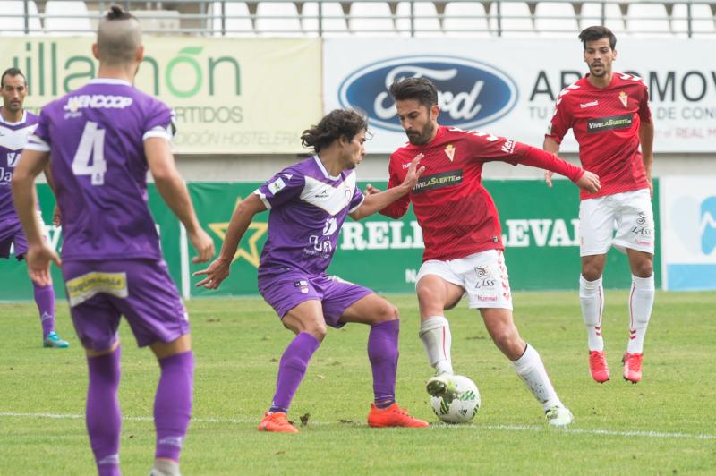 El Murcia vuelve a sonreír en el recibimiento a Moro (2-0)