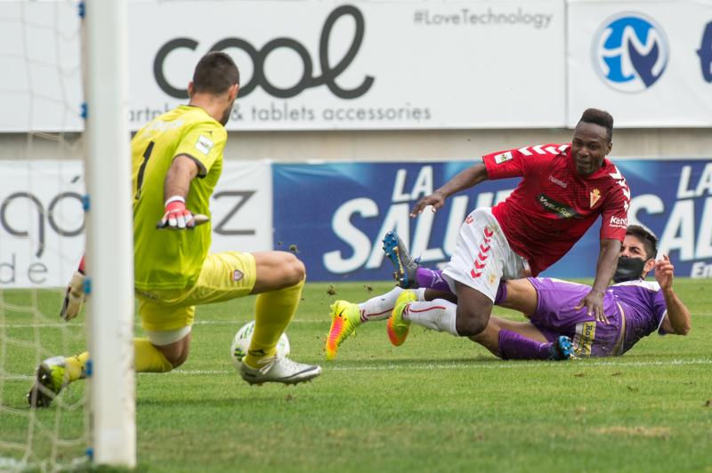 El Murcia vuelve a sonreír en el recibimiento a Moro (2-0)