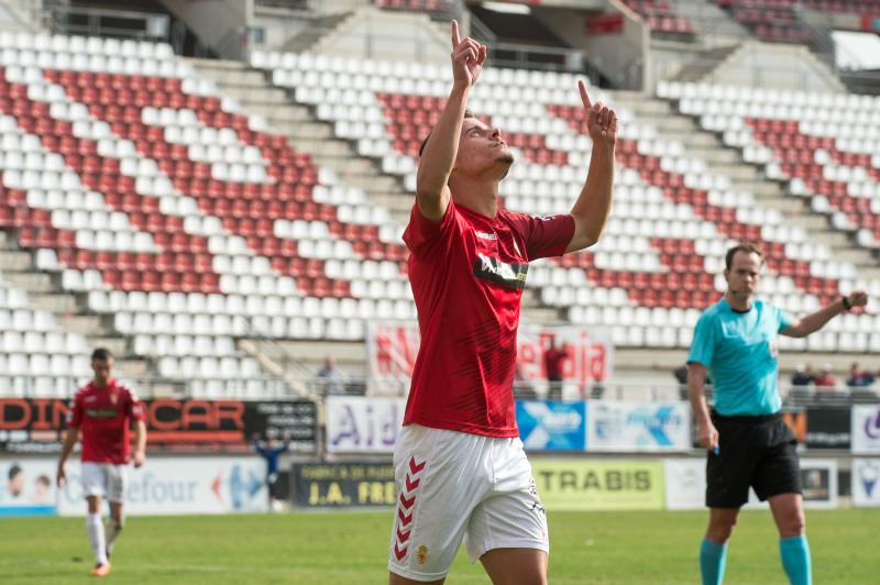 El Murcia vuelve a sonreír en el recibimiento a Moro (2-0)