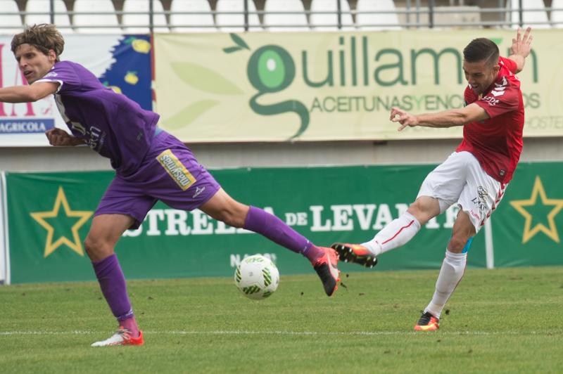 El Murcia vuelve a sonreír en el recibimiento a Moro (2-0)