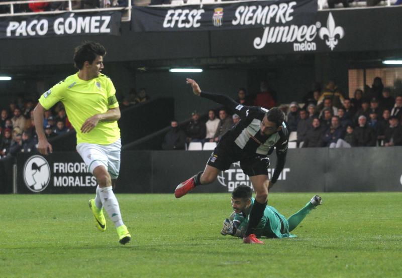 El líder se desploma ante el Córdoba B (1-2)