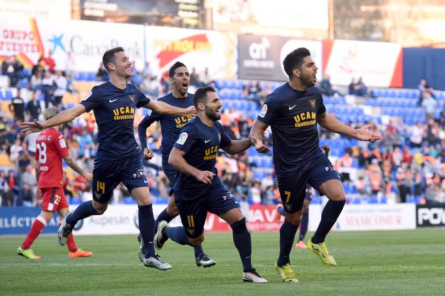 El UCAM respira a balón parado