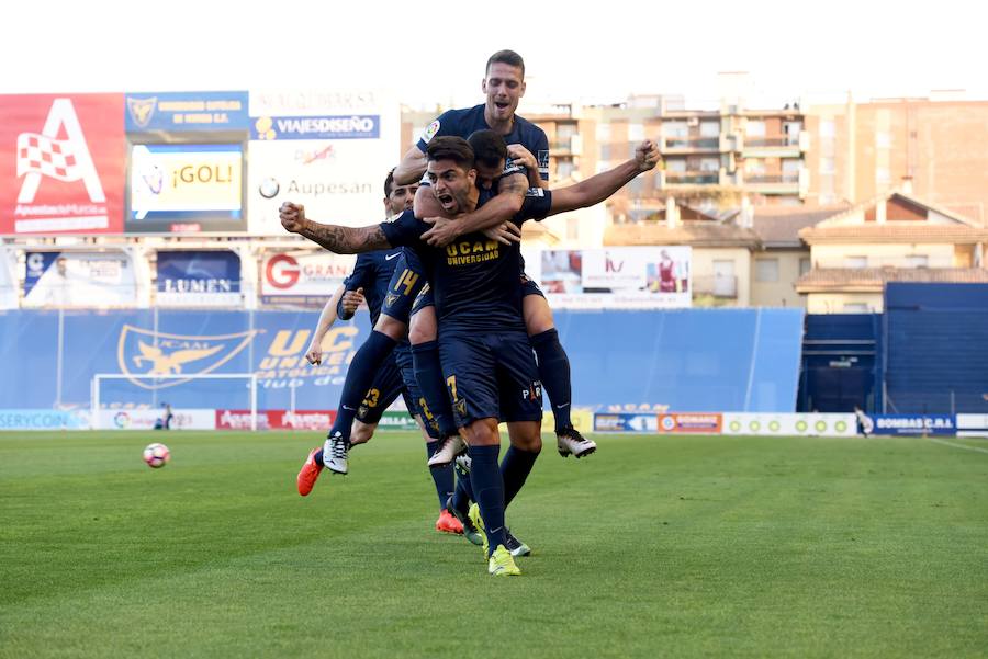 El UCAM respira a balón parado