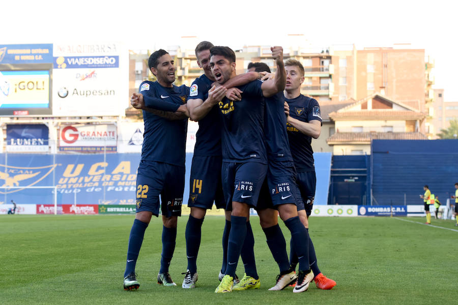 El UCAM respira a balón parado