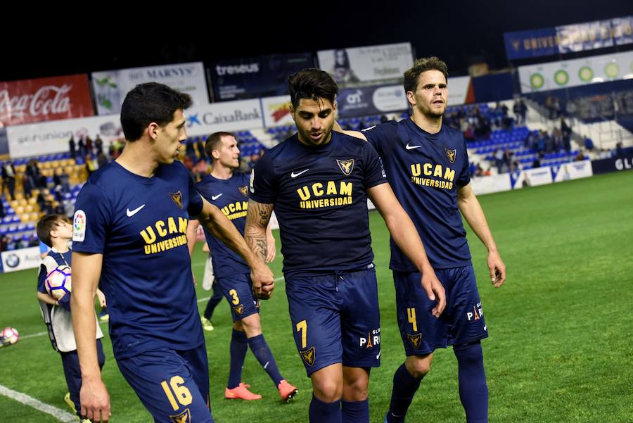 El UCAM respira a balón parado