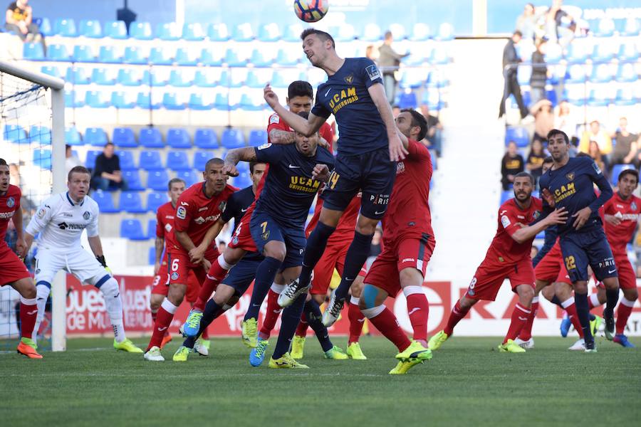 El UCAM respira a balón parado