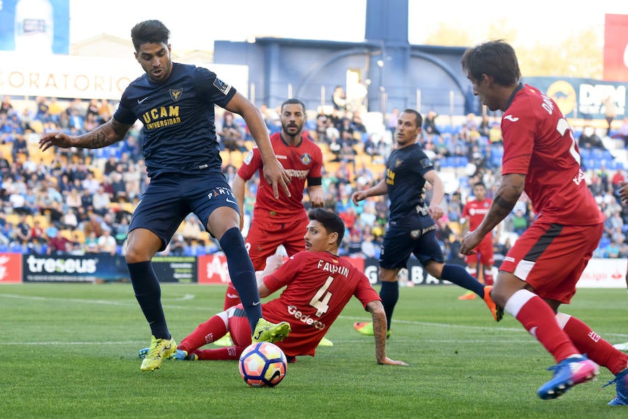 El UCAM respira a balón parado