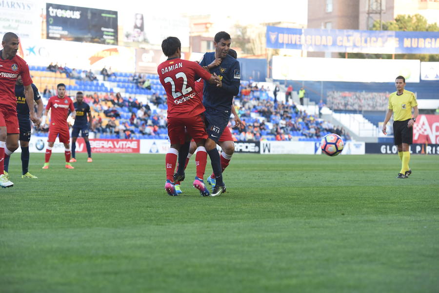 El UCAM respira a balón parado