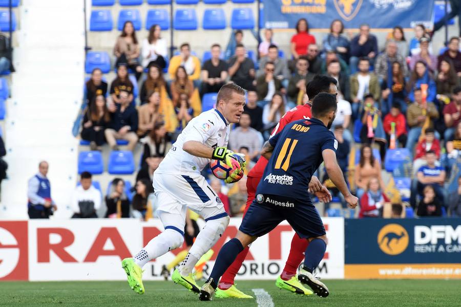 El UCAM respira a balón parado