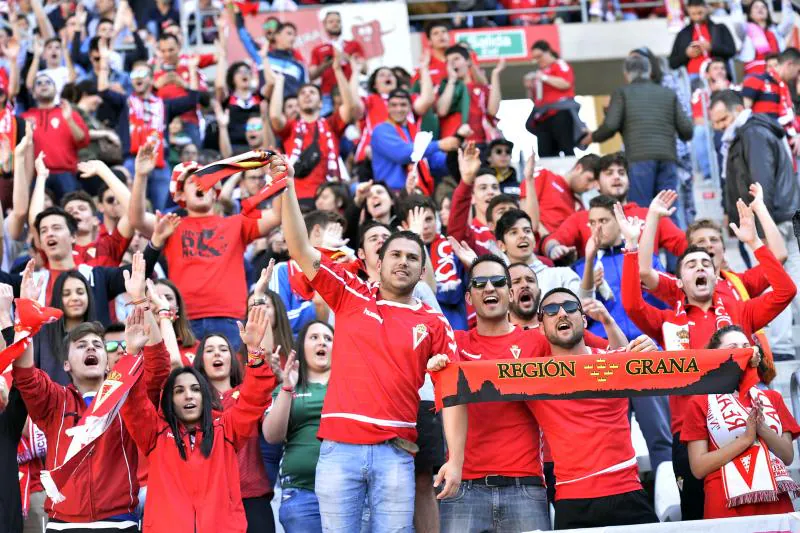 La afición grana acercó al Murcia al 'playoff'