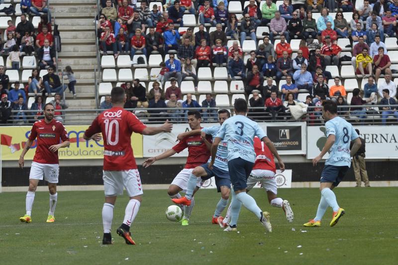 El Murcia se instala en 'playoff' (2-0)