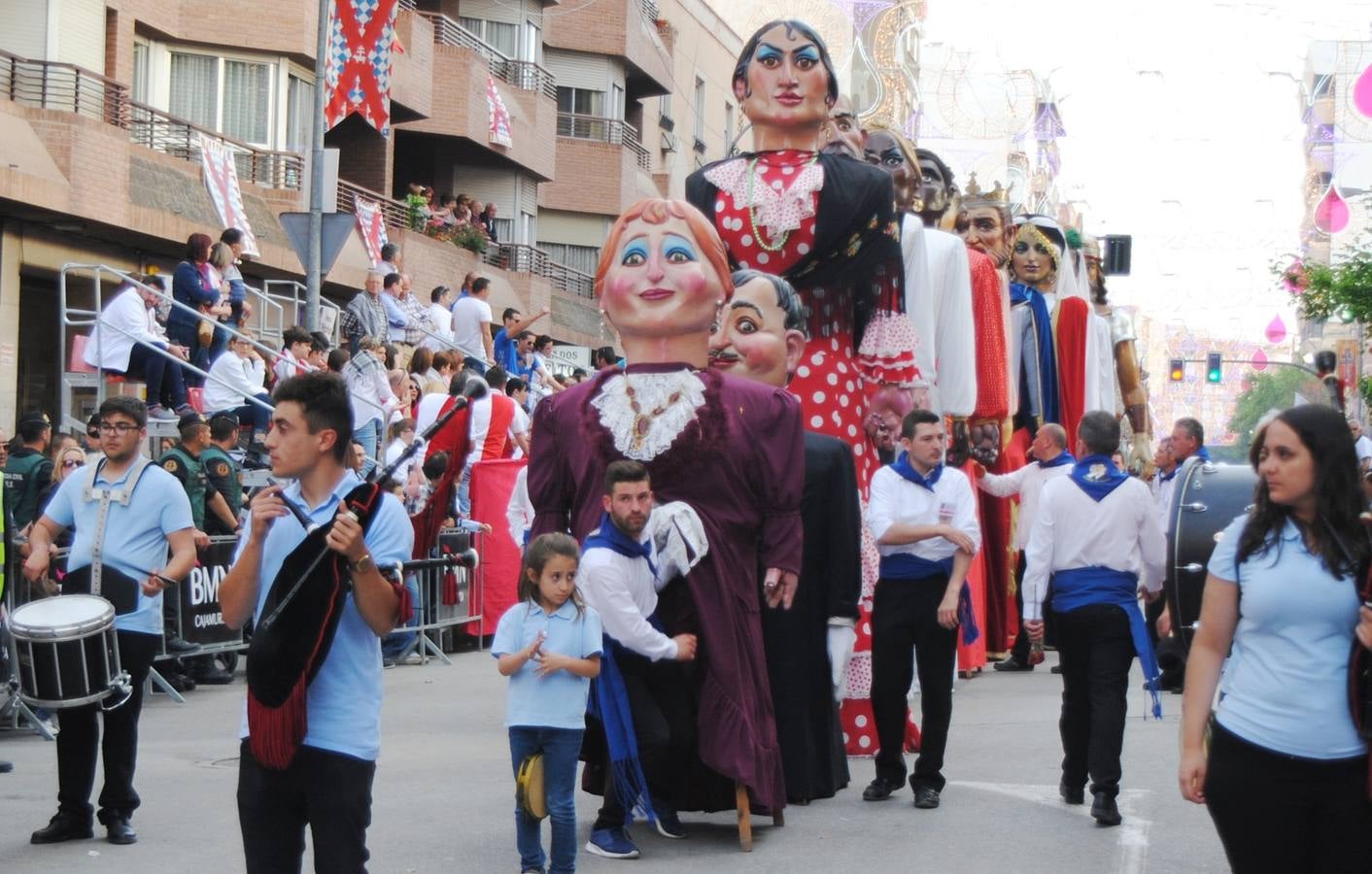 Mesnadas y kábilas asaltan las calles