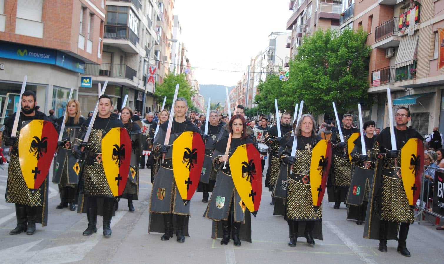 Mesnadas y kábilas asaltan las calles