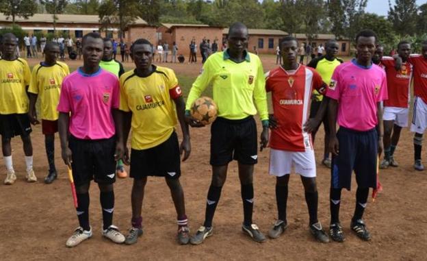 El Murcia crea una escuela futbolística en Ruanda y dona equipaciones