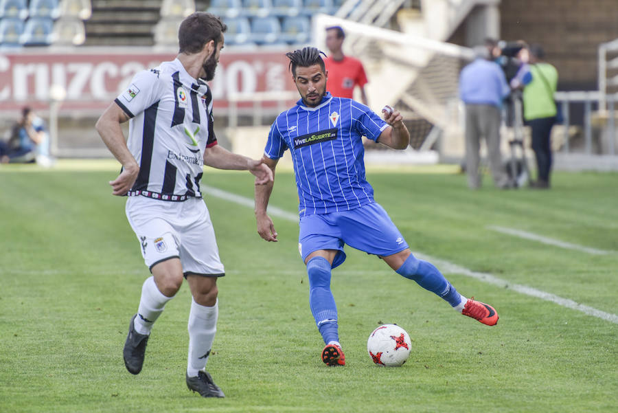 El Murcia sigue soñando con el liderato tras imponerse al Badajoz (2-3)