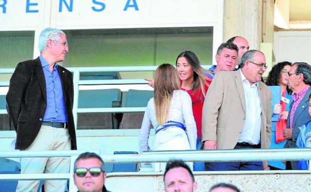 García de la Vega, invitado sorpresa en el palco del estadio Artés Carrasco