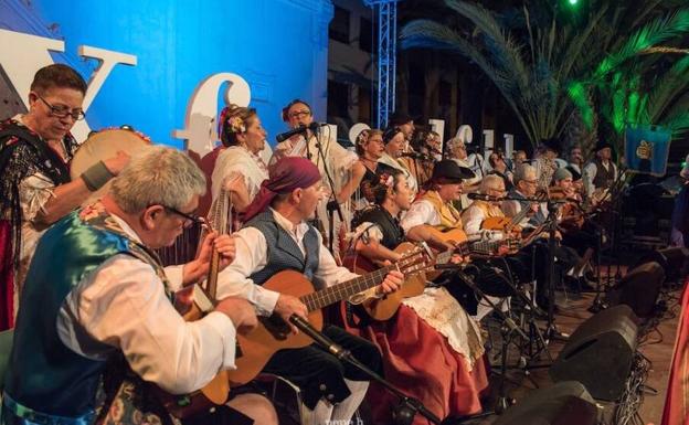 La plaza de España vive el Festival de Folclore más multitudinario