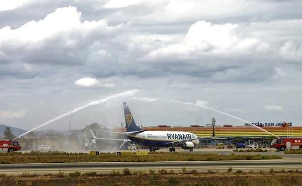 El aeropuerto de San Javier inaugura dos rutas a Bruselas y Leeds