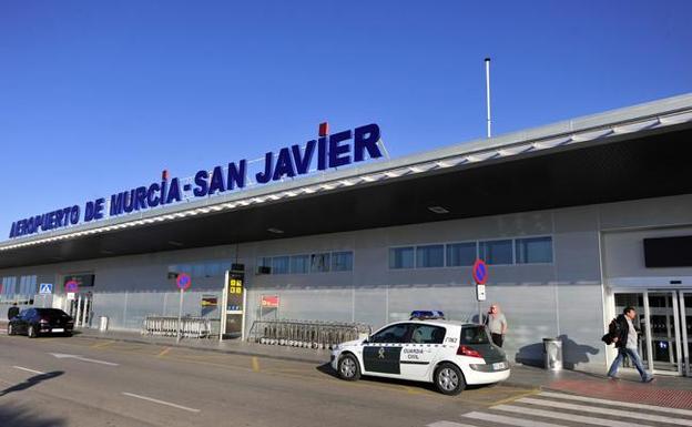 Condenan a una británica por pegar a dos sanitarios en el acceso al aeropuerto