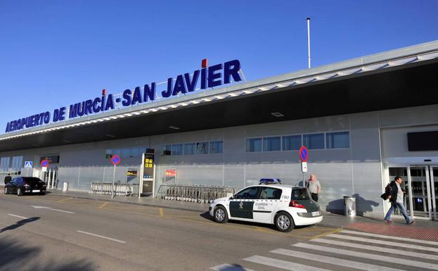 Catorce georgianos detenidos por falsedad documental en el aeropuerto de San Javier