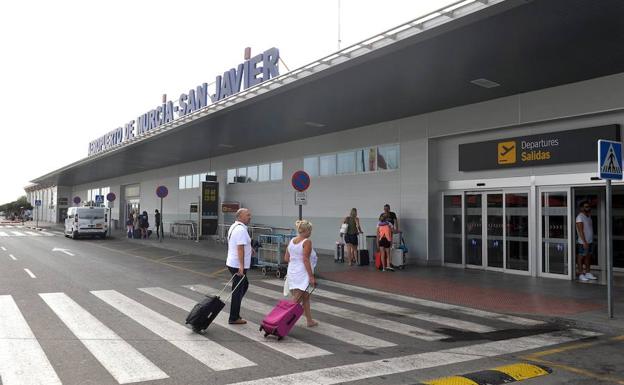 El tráfico de pasajeros en el aeropuerto de San Javier crece un 7,9% entre enero y julio